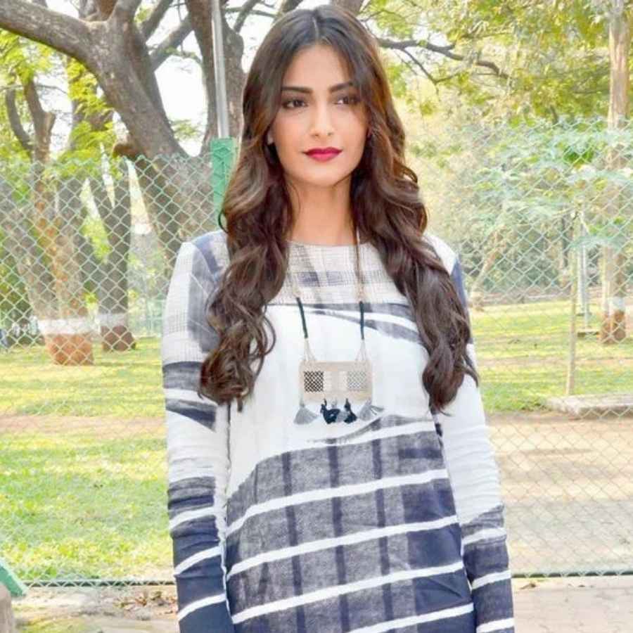 অন্য দিকে কাপড়ের টান পড়লে পেটের অংশটিকে আরও বেশি নজরে পড়বে সকলের। কাজেই কুর্তি কেনার সময়ে আগে গলিয়ে দেখে নিন আপনার চেহারার সঙ্গে সেটি সঠিক ফিট কি না। 