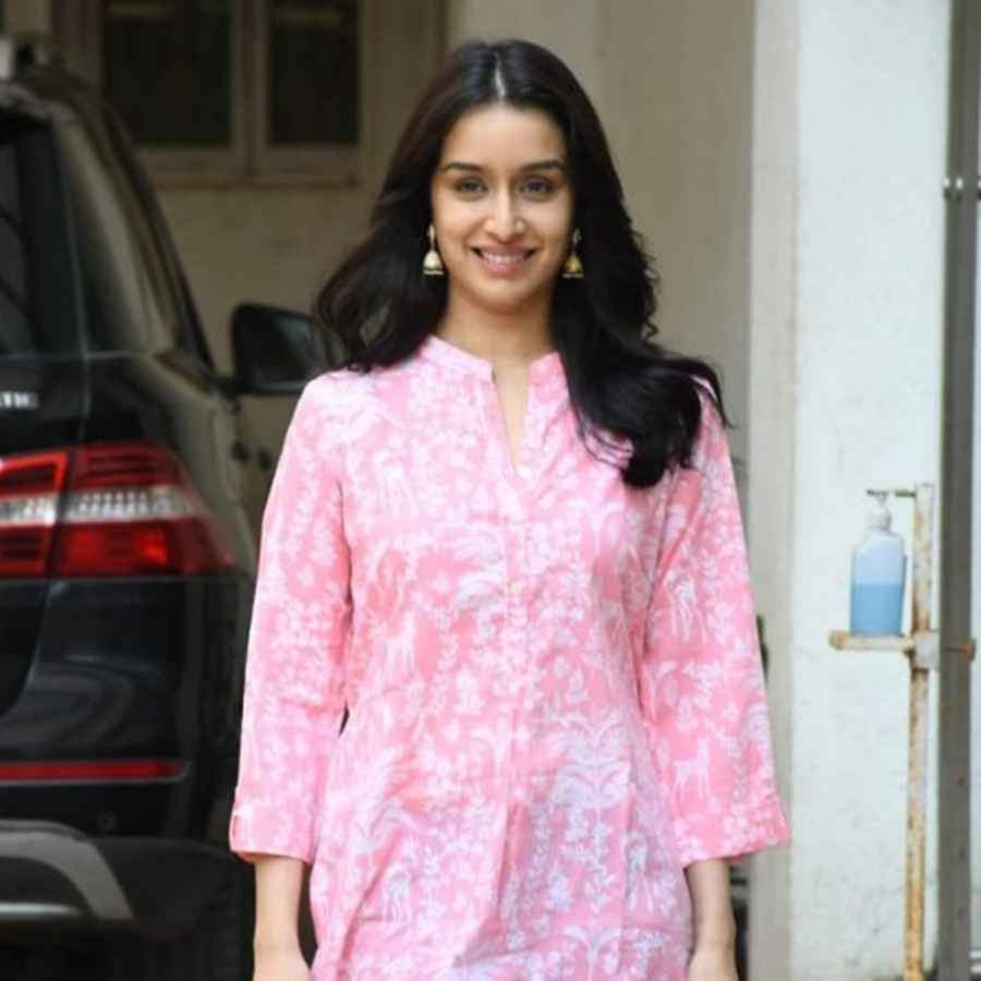 কেবল কুর্তির কাটই নয়, গুরুত্বপূর্ণ কাপড়ের ধরনও। খুব বেশি হালকা কাপড় পেটের অংশের মেদকে নজরকাড়া করে তুলতে পারে।