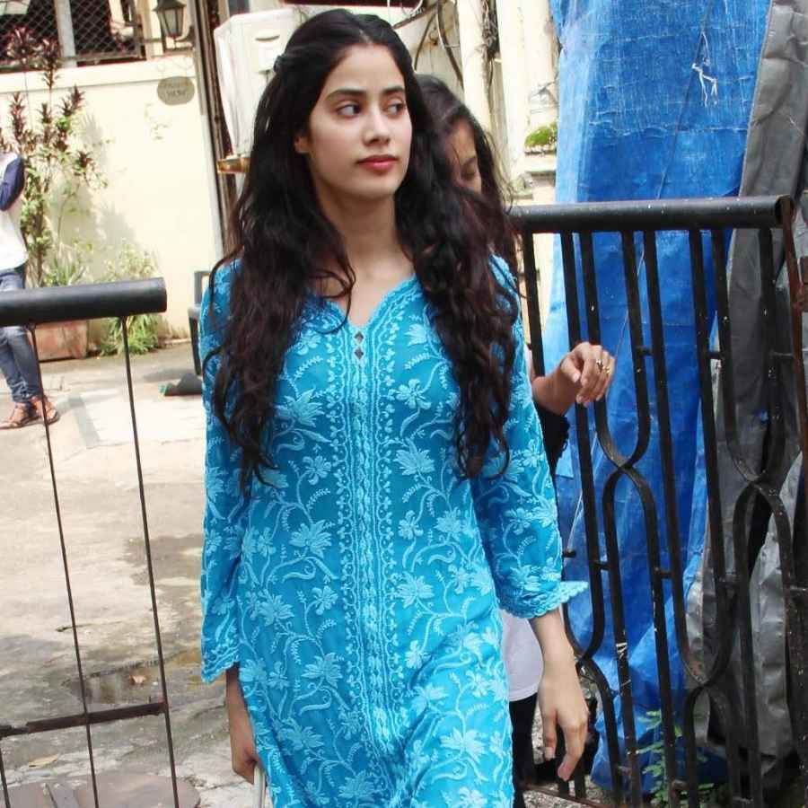 কুর্তি পছন্দ হলে আগে তা পরে কিছুক্ষণ হাঁটাচলা করে নিন। খানিক সময়ের জন্য বসেও দেখে নিন। 