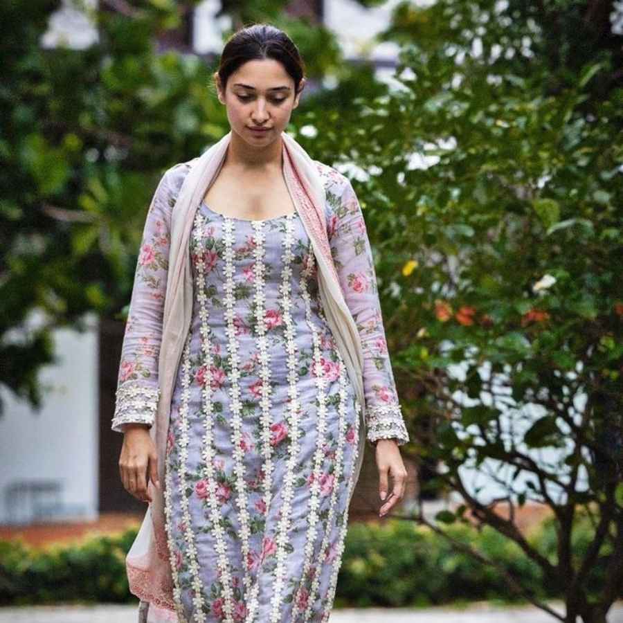 দোকানের আলোয় কাপড়ের স্বচ্ছতা, ভাঁজ পড়ার ধরন, সবটাই নজরে আসবে। 