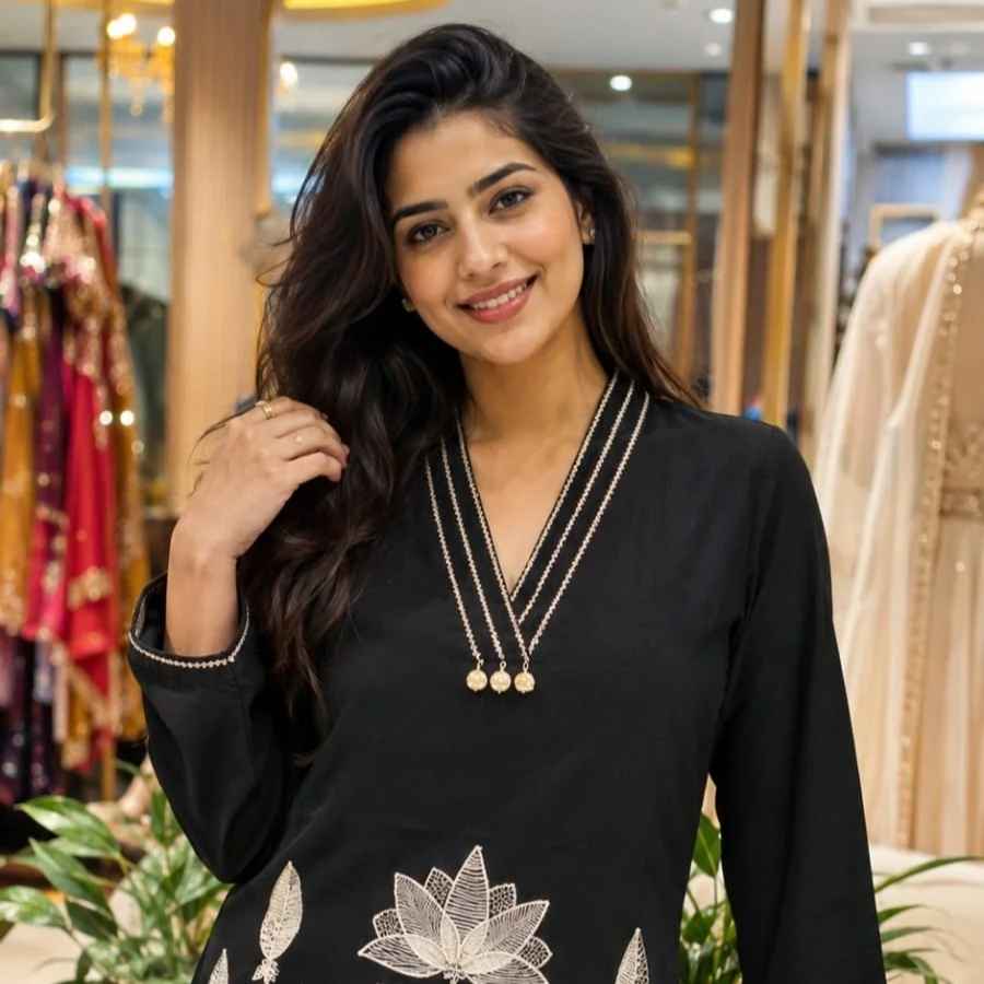 নেকলাইনের নকশাও বদলে দিতে পারে গোটা লুক। ‘ভি-নেক’, ‘সুইটহার্ট’ কাটের গলায়, চেহারা তুলনায় লম্বা এবং ছিপছিপে দেখায়। 