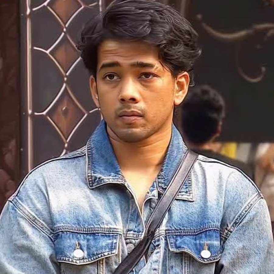 অন্য দিকে স্কাউট ওপির আসল নাম তন্ময় সিংহ। তিনি ইন্টারনেটে গেমার হিসাবে পরিচিত এবং সমাজমাধ্যমে তাঁর লক্ষ লক্ষ ফলোয়ার। বাস্তব জীবনে তাঁর একটি প্রেমের সম্পর্ক রয়েছে বলেও জানা গিয়েছে। ফলে লভের সঙ্গে তাঁর ঘনিষ্ঠতা নিয়ে প্রশ্ন ওঠায় বিষয়টি আরও জটিল হয়েছে। 