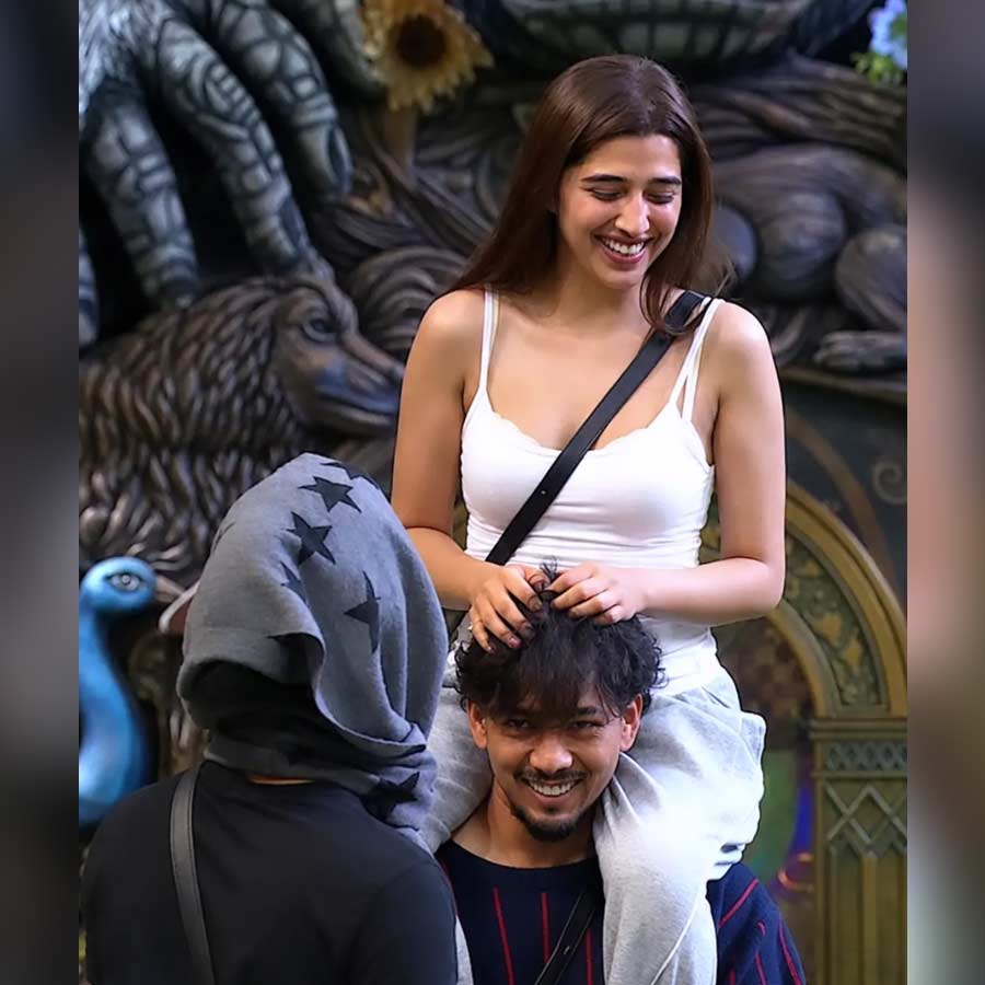  ‘বিগ বস্‌ ২০’-র ঘরে লভ ও স্কাউটের মধ্যে বন্ধুত্ব ধীরে ধীরে ঘনিষ্ঠ হয়েছে। তাঁরা একে অপরকে ভাইবোন বলে উল্লেখ করেছেন। একসঙ্গে সময় কাটানো, মজা করা এবং আবেগের মুহূর্তে পাশে থাকার দৃশ্যও নজরে এসেছে দর্শকের। এমনকি লভকে পিঠে নিয়ে ঘুরতেও দেখা গিয়েছে স্কাউটকে। এমনকি লভ নিজের অন্তর্বাস প্রকাশ্যে স্কাউটের হাতে তুলে দিয়েছেন, এমন দৃশ্য নিয়েও বিতর্ক তৈরি হয়েছে। দর্শকের একাংশের প্রশ্ন, সম্পর্ক যদি ভাইবোনের মতোই হয়, তা হলে এমন আচরণ কেন করছেন তাঁরা? যদিও দর্শকের একাংশের মতে, শুধু ঘনিষ্ঠতা দেখেই কোনও সম্পর্কের প্রকৃতি সম্পর্কে নিশ্চিত সিদ্ধান্তে পৌঁছনো যায় না। 
