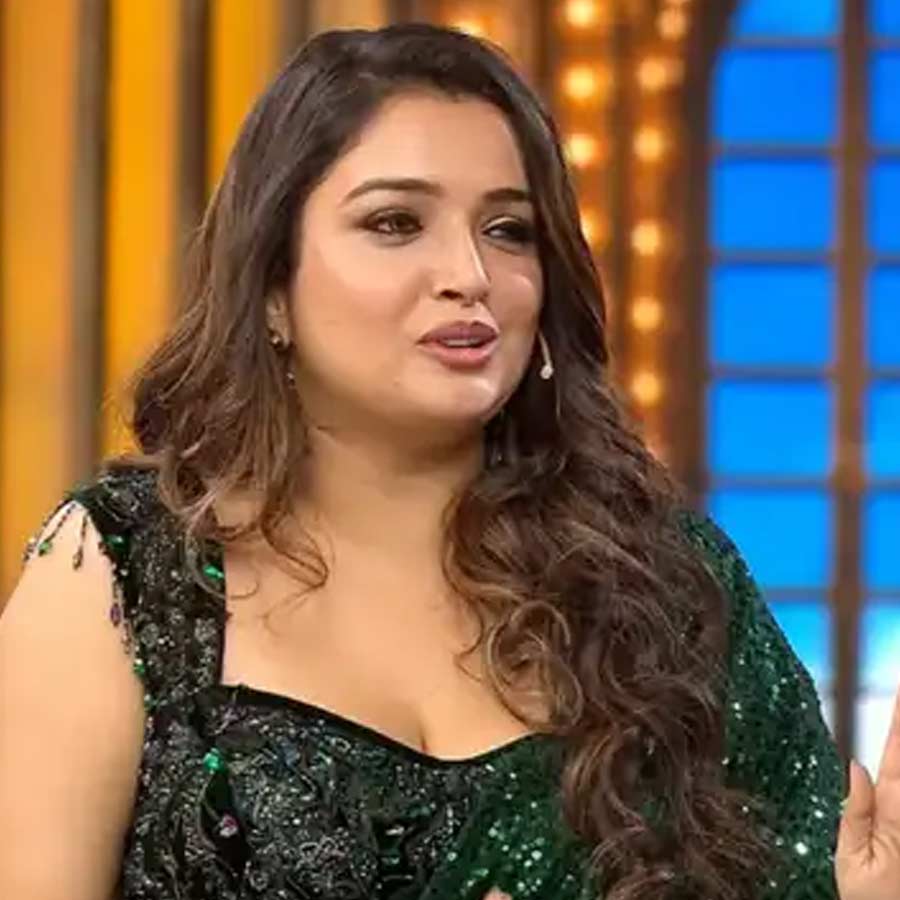 লভ ও স্কাউটের ঘনিষ্ঠতা নিয়ে প্রথমে সরব হন সহ-প্রতিযোগী আম্রপালি দুবে। স্কাউট যখন লভের পিঠে ম্যাসাজ করছিলেন, তা দৃষ্টিকটূ ছিল বলে সরাসরি জানান আম্রপালি। তিনি বুঝিয়ে বলেন, ঘরের ভিতরে দু’জনের কাছে বিষয়টি স্বাভাবিক মনে হলেও, বাইরে থাকা তাঁদের সঙ্গীরা দৃশ্যটি দেখে আঘাত পেতে পারেন। তাঁর বক্তব্য, নিজেরা স্বচ্ছন্দ হলেই সব আচরণ অন্যদের কাছেও গ্রহণযোগ্য হবে, এমন নয়। এই কথোপকথনের পরেই বিতর্ক আরও জোরালো হয়। 