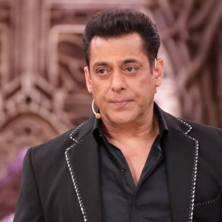 সঞ্চালক সলমন খান সরাসরি লভ ও স্কাউটের সম্পর্ক নিয়ে কথা বলেননি। বরং লভকে তাঁর ভাইয়ের সঙ্গে সম্পর্কের কথা জিজ্ঞাসা করেন। লভ জানান, তাঁর ১৭ বছরের একটি ছোট ভাই রয়েছে। সেখানে তাঁর শারীরিক স্পর্শ নিয়ে কোনও আপত্তি নেই। সলমন তখন ইঙ্গিতপূর্ণ ভাবে বলেন যে, তা হলে সমস্যা নেই। চলে যাওয়ার সময়ে আম্রপালির দিকে ইঙ্গিত করে তিনি বলেন, তিনি কী বোঝাতে চাইছেন, আম্রপালি তা জানেন। অর্থাৎ, সরাসরি বকুনি না দিলেও লভের আচরণ নিয়ে অস্বস্তির জায়গাটি তুলে ধরেন সলমন। ভাইজানকেও অস্বস্তিতে পড়তে দেখা যায় এই বিষয়ে কথা বলার সময়ে। 