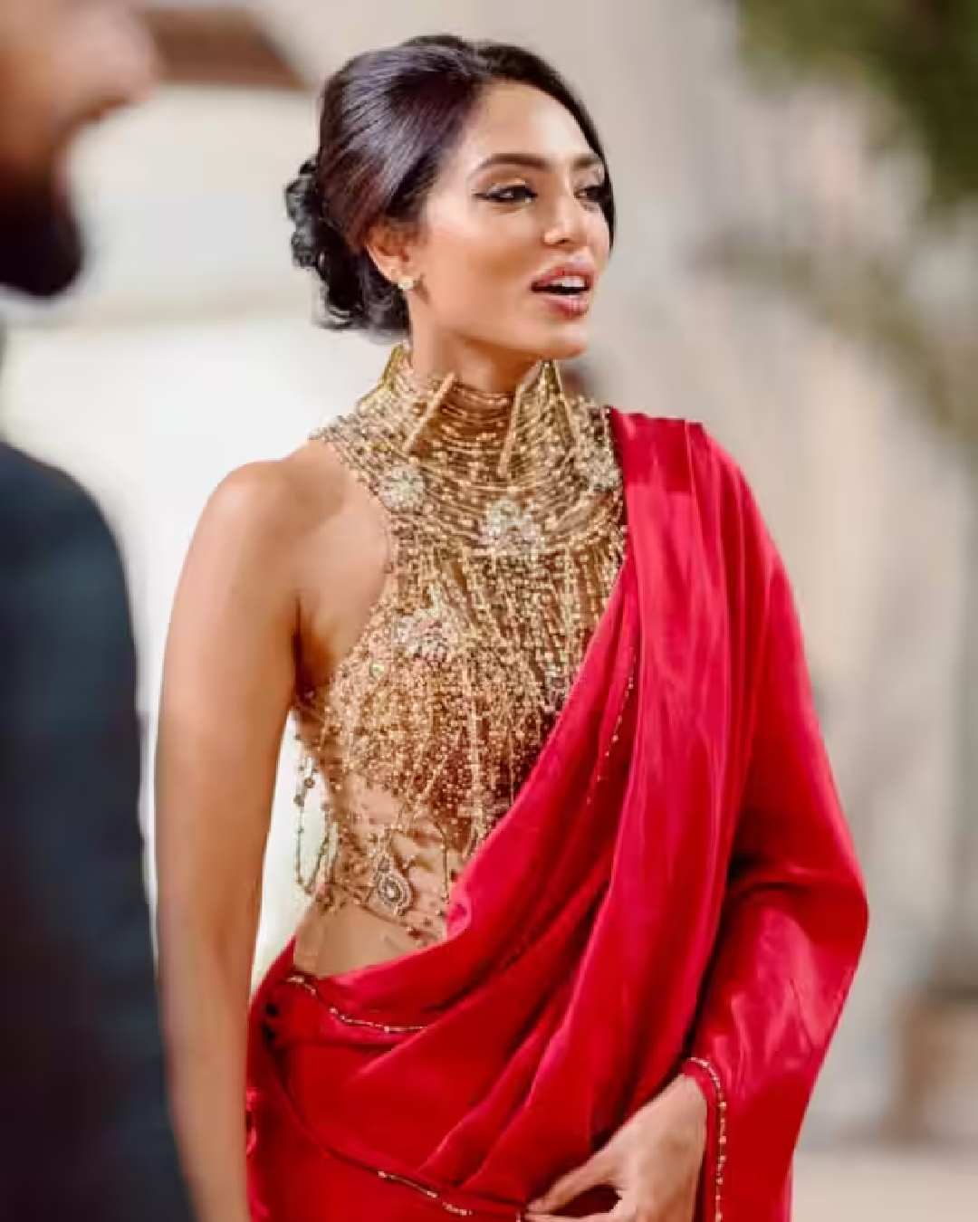 শাড়ির সঙ্গে পরে ফেলুন কায়দার ব্লাউজ়।