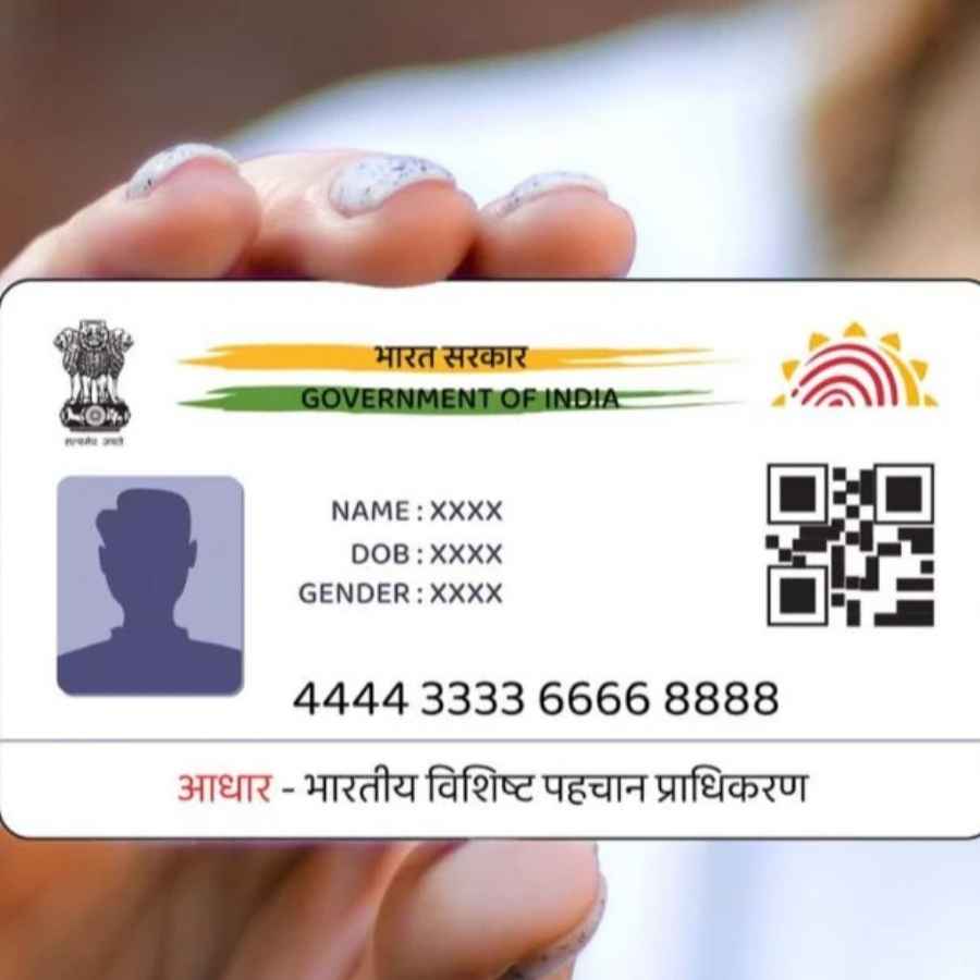 পরিচয়পত্র হারালে সতর্ক হন: মানিব্যাগে আধার কার্ড, প্যান কার্ড বা অন্য পরিচয়পত্র থাকলে বিষয়টিকে হালকা ভাবে নেবেন না। পরিচয়পত্রের অপব্যবহারের আশঙ্কা মাথায় রেখে প্রয়োজনীয় সতর্কতা অবলম্বন করুন।