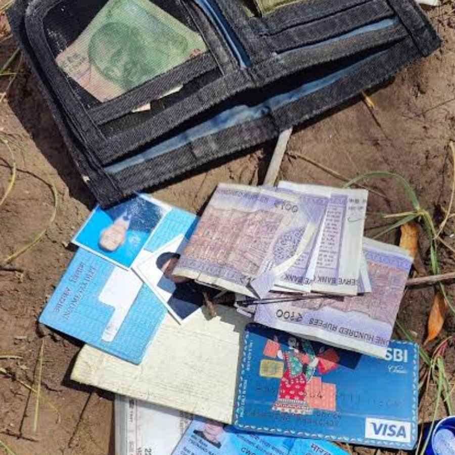 আতঙ্ক নয়, দ্রুত পদক্ষেপ করা জরুরি: সামান্য অসতর্কতা থেকেই বড় বিপদ ঘটতে পারে। এমন পরিস্থিতিতে দুশ্চিন্তায় সময় নষ্ট না করে প্রয়োজনীয় পদক্ষেপ করাই বুদ্ধিমানের কাজ। দ্রুত ব্যবস্থা নিলে বড়সড় আর্থিক ক্ষতির আশঙ্কা কমানো সম্ভব। (এই প্রতিবেদনটি ‘আনন্দ উৎসব’ ফিচারের একটি অংশ।)