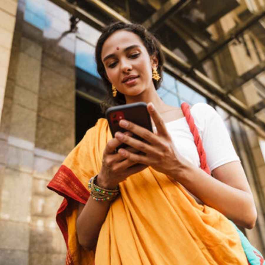 হাতের মুঠোফোনটি আজ আর কেবলমাত্র যোগাযোগের মাধ্যম নয়। প্রয়োজনীয় তথ্য এবং নথি সংরক্ষণের জায়গাও বটে। সামান্য অসাবধানতাবশত সেই যন্ত্রটি হারিয়ে গেলে যোগাযোগের রাস্তা তো বন্ধ হলই, উপরন্তু নিরাপত্তা নিয়েও আফশোসের শেষ থাকবে না। 