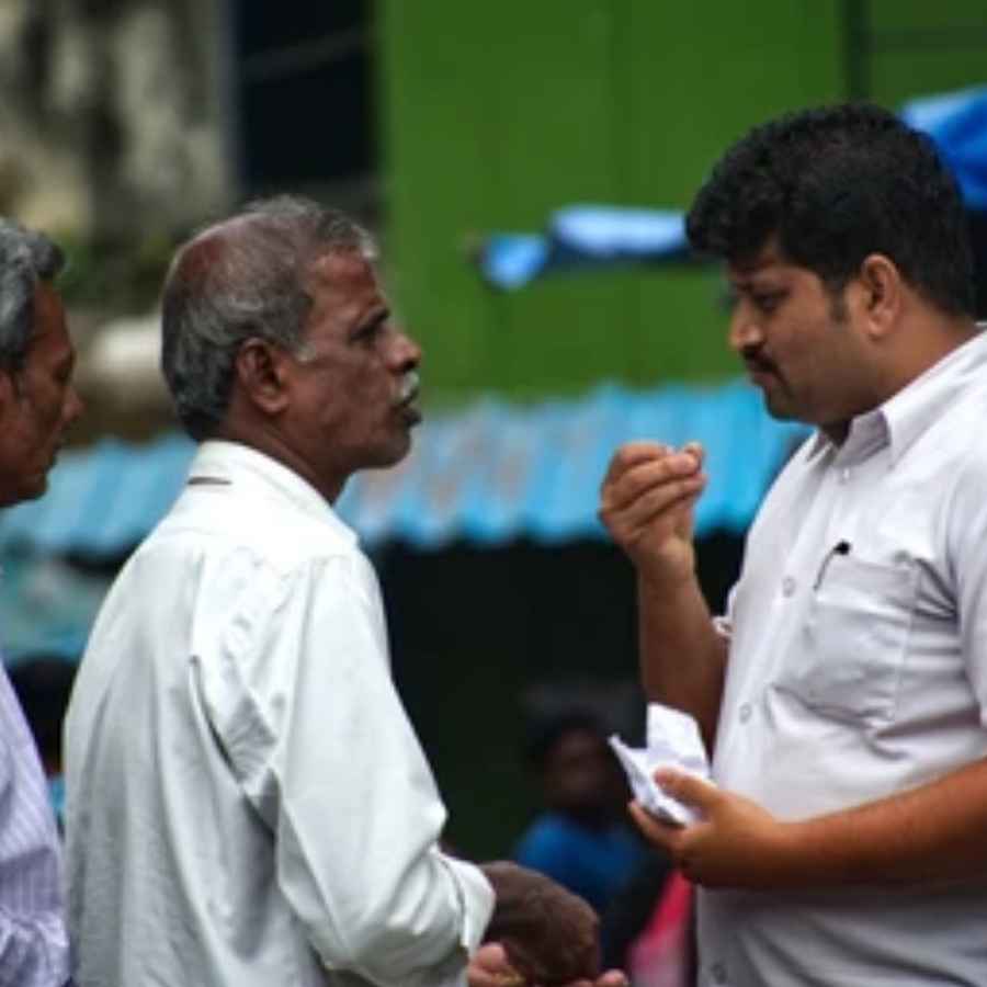 ফোন খুঁজে না পেলে প্রাথমিক পরিস্থিতিতেই অন্য কারও ফোন থেকে নিজের নম্বরে ফোন করুন। হতেই পারে অসাবধানে ফোনটি অন্য কোথাও রেখে দিয়েছেন। বা পরিচিত কেউ খুঁজে পেয়েছেন। 