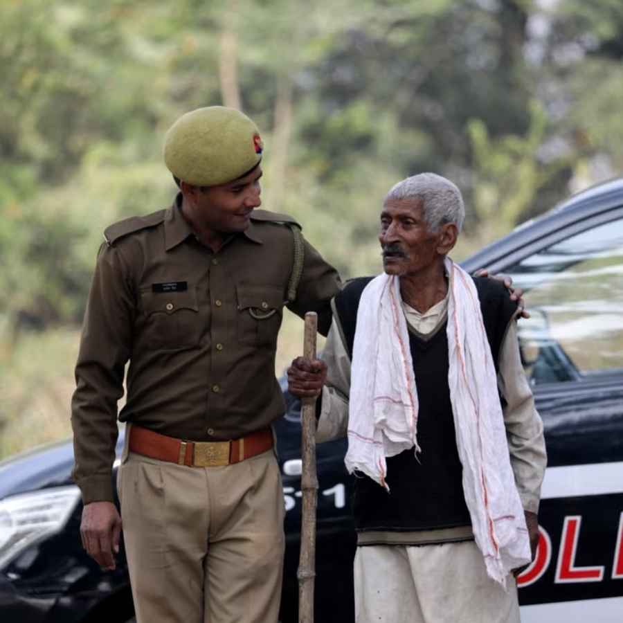 অনেক খোঁজাখুঁজির পরেও ফোন না মিললে নিকটবর্তী থানায় অভিযোগ জানান। ফোনের রং, মডেল ইত্যাদি সবিস্তার ভাবে বললে তা খুঁজে পেতে সুবিধা। 