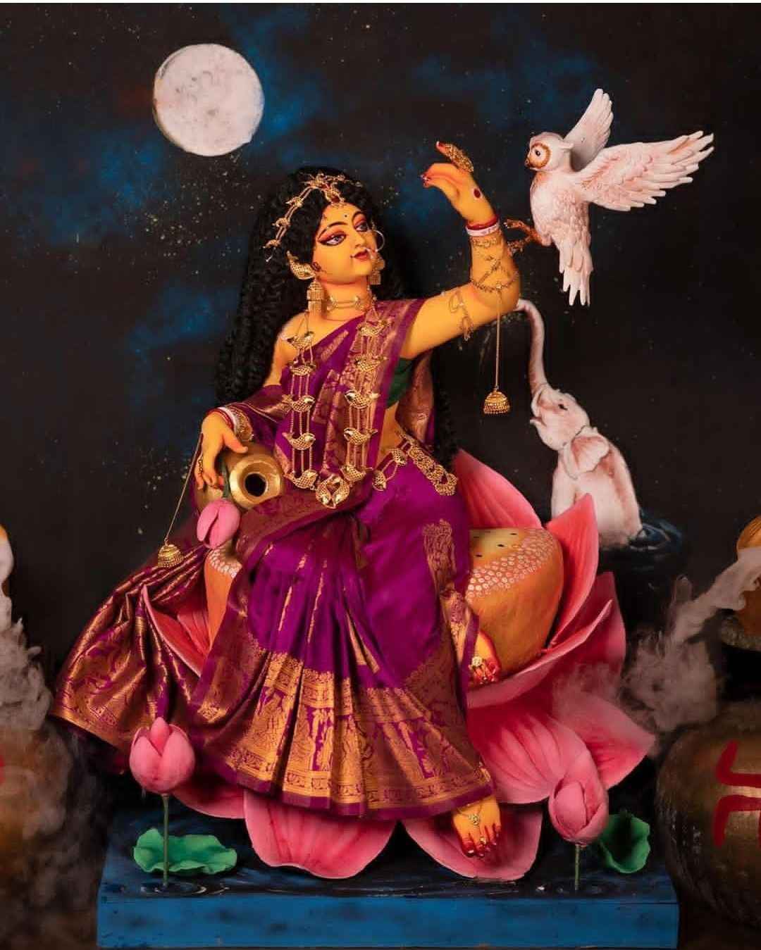 যা পুজোর ভোগে থাকলে তিনি নাকি বিশেষ খুশি হন। এ বারের লক্ষ্মীপুজোয় বাড়িতে বানাবেন নাকি সেই মিষ্টি? কী বা নাম তার? 