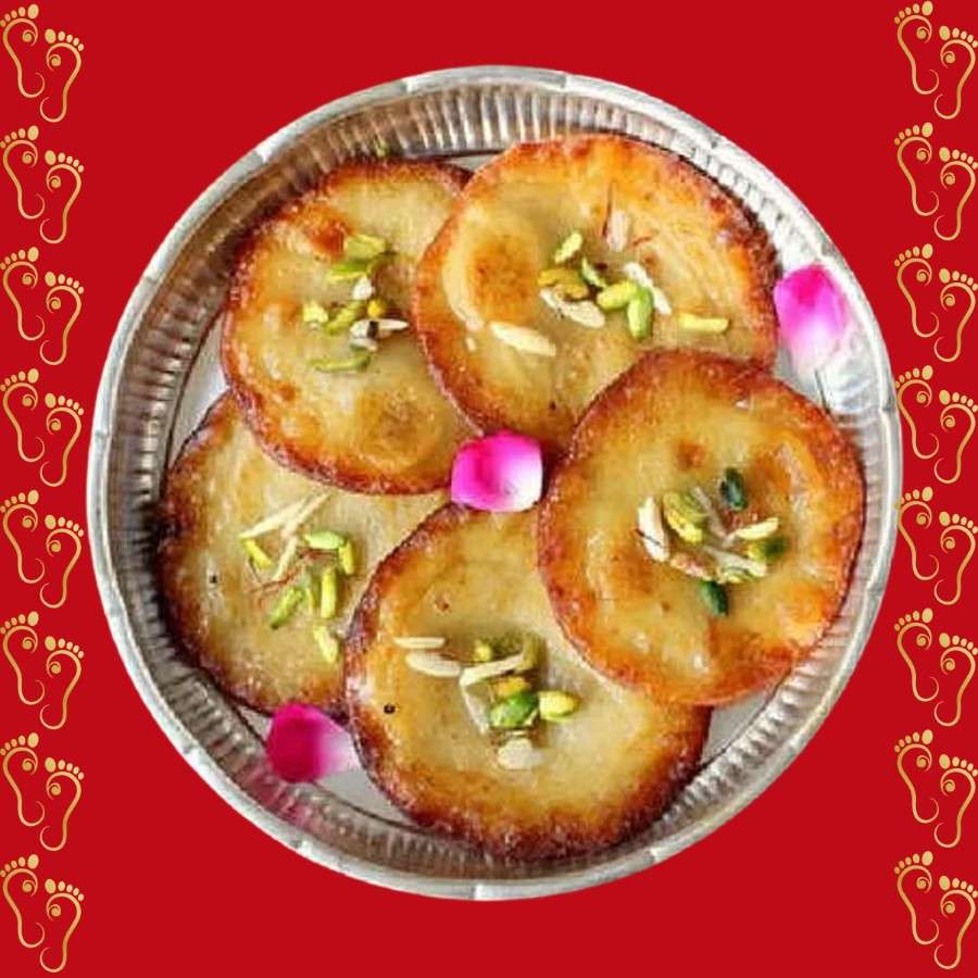 বেশ কিছুক্ষণ ভাজার পর তা নামিয়ে নিলেই তৈরি লক্ষ্মীদেবীর প্রিয় মিষ্টি। মা লক্ষীর ভোগে হোক বা অতিথি আপ্যায়নে এই লক্ষ্মী বিলাসেই শুভ হোক আসন্ন কোজাগরী লক্ষ্মী পূর্ণিমা। (এই প্রতিবেদনটি ‘আনন্দ উৎসব’ ফিচারের একটি অংশ।)