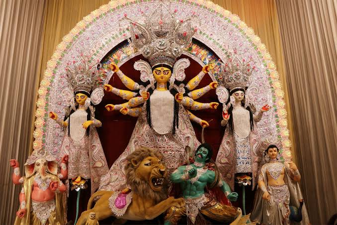 আগামী বছরেও দুর্গাপুজো হবে পাঁচ দিনের। সূর্য সিদ্ধান্ত অনুসারে ২০২৭ সালে দু’দিন অষ্টমী পড়েছে। আবার বিশুদ্ধ সিদ্ধান্ত অনুযায়ী ২০২৭-এ নবমী দু’দিন। 