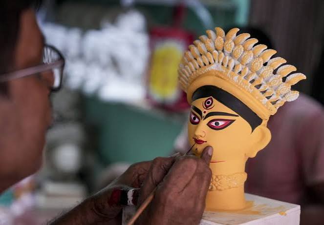  কবে অষ্টমীর অঞ্জলি দেওয়া হবে? স্কুল, কলেজ, অফিসে ছুটি কবে পড়বে? প্যান্ডেল হপিংয়ের কী হবে? ইত্যাদি প্রশ্নে এখন থেকে দিশেহারা বাঙালি। 