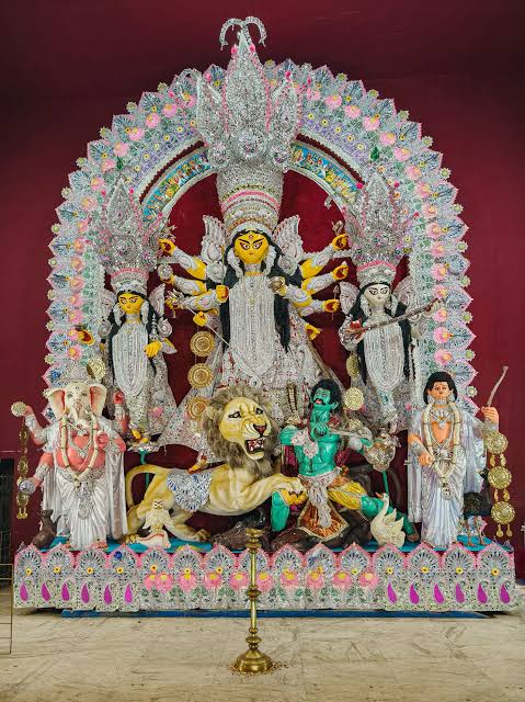 বাংলায় মূলত দুটি মত অনুসারে দুর্গাপুজো আয়োজিত হয়। একটি বিশুদ্ধ সিদ্ধান্ত, অপরটি সূর্য সিদ্ধান্ত।