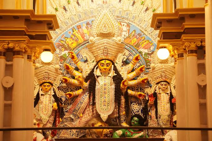  বেলুড় মঠ ও রামকৃষ্ণ মিশন, ভারত সেবাশ্রম সংঘের মতো মঠ, মন্দির, আশ্রম ইত্যাদি সংস্থাগুলি বিশুদ্ধ সিদ্ধান্ত মতে পুজোর আয়োজন করে। তাদের পুজো হবে সেপ্টেম্বরের শেষ দিকে। 