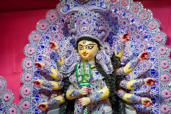  দু’বার পুজো হলেও কোনওটিই ভুল বা বেঠিক নয়। দুটিই শাস্ত্রসম্মত। দুই পুজোয় মানুষ অংশগ্রহণ করতে পারবে। অঞ্জলি ও পুজো দেওয়ার মতো যাবতীয় আচার ও রীতি পালন করা যাবে দু’বারই।
