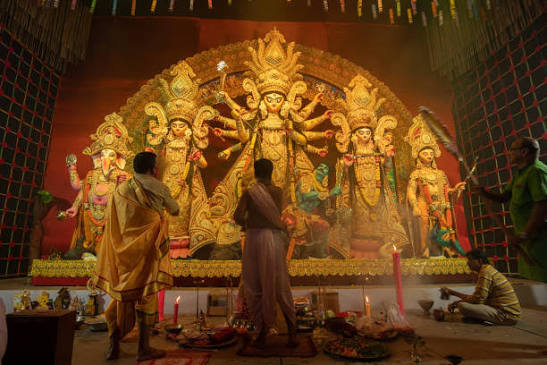  দু’বার পুজো বলে জোড়া ‘পুজোর ছুটি’ কিন্তু নয়। অফিস, স্কুল, কলেজে ছুটি একবারই মিলবে! যে সময় বারোয়ারি পুজো হবে, কেবল তখন। এই প্রতিবেদনটি ‘আনন্দ উৎসব’ ফিচারের একটি অংশ।