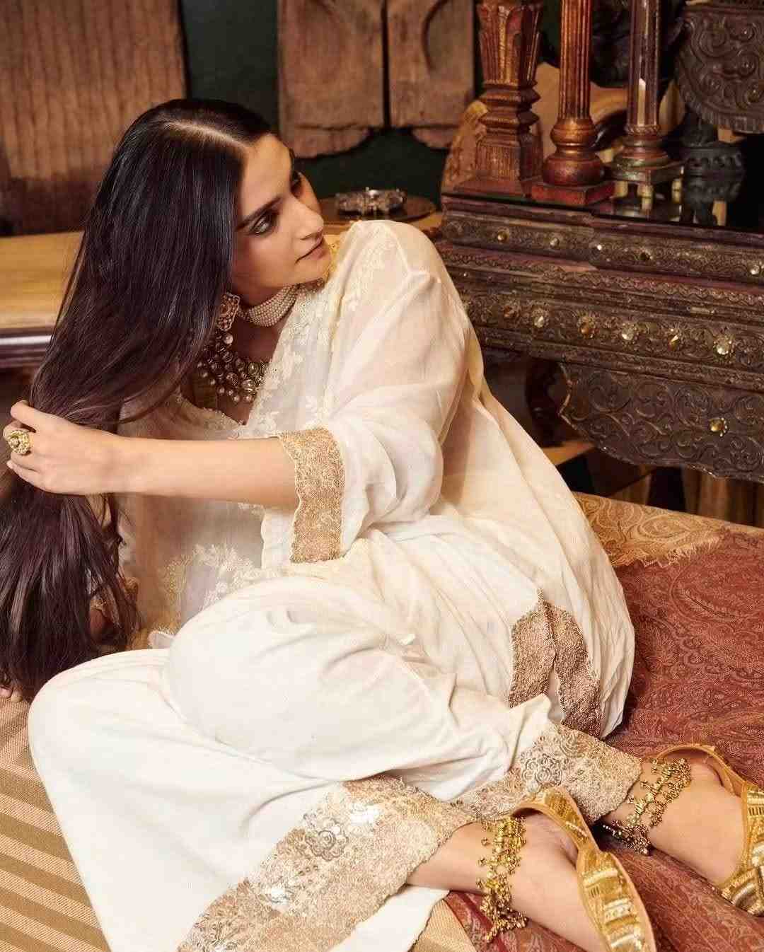 সাদা-সোনালি পোশাক, চোখে টানা কাজল আর সোনালি অলঙ্কারে নজর কাড়লেন সোনম। ছবির সঙ্গে বেছে নিলেন ‘আইলো উমা বাড়িতে’। মনামী ঘোষের নাচ ও অন্তরা নন্দীর কণ্ঠে জনপ্রিয় হওয়া গানটি মনে করিয়ে দিল বাঙালির উমা-আগমনের আনন্দ।