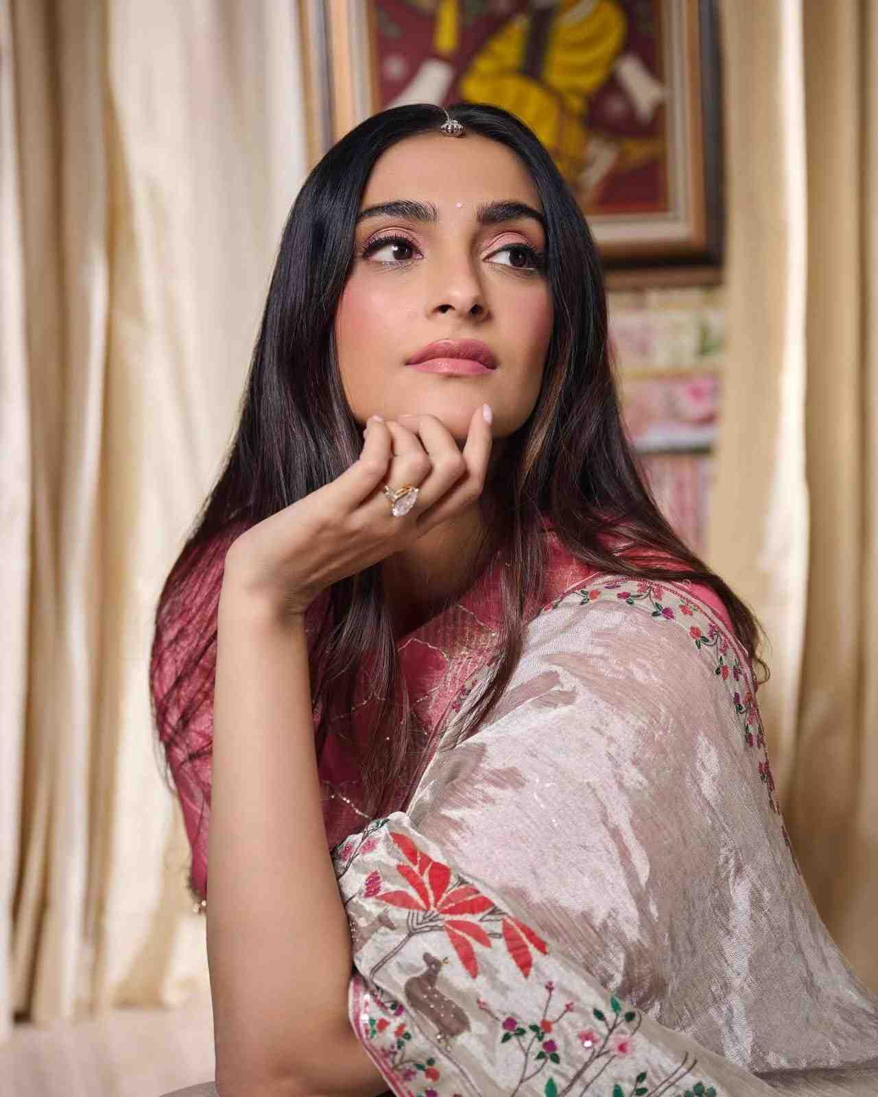 সাদা শাড়ি আর গোলাপি ব্লাউজে সোনমের সাজে ছিল আভিজাত্যের ছোঁয়া। কানের দুল ও কপালের টিকলিতে লুকটি হয়ে উঠেছিল আরও আকর্ষণীয়। ছবির সঙ্গে মোনালি ঠাকুরের ‘দুগ্গা এলো’ গান জুড়ে বাংলার পুজোর আমেজকে সঙ্গী করলেন তিনি।