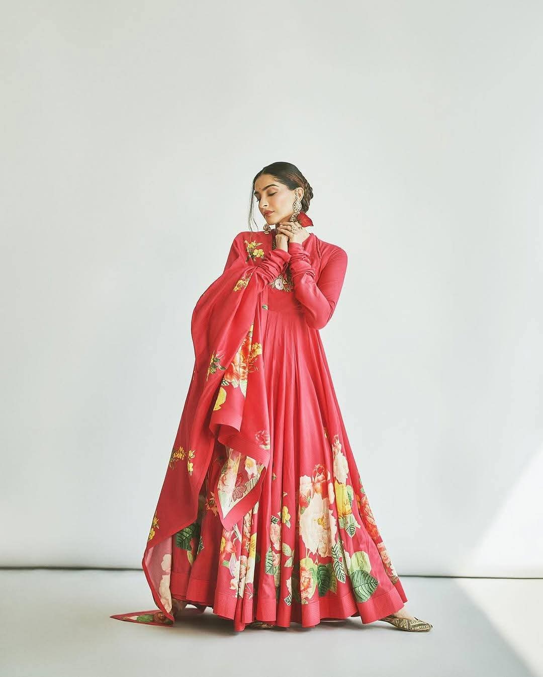 গোলাপি, কমলা, সাদা কিংবা লাল—সোনমের নবরাত্রির পোশাকে রঙের বৈচিত্র নজর কাড়ার মতো। প্রতিটি সাজেই ছিল পোশাকের সঙ্গে মানানসই গয়না ও পরিমিত সাজের ছোঁয়া। উৎসবের ছবি আর বাংলা গানের মেলবন্ধন তৈরি করেছে অন্য রকম আবহ।