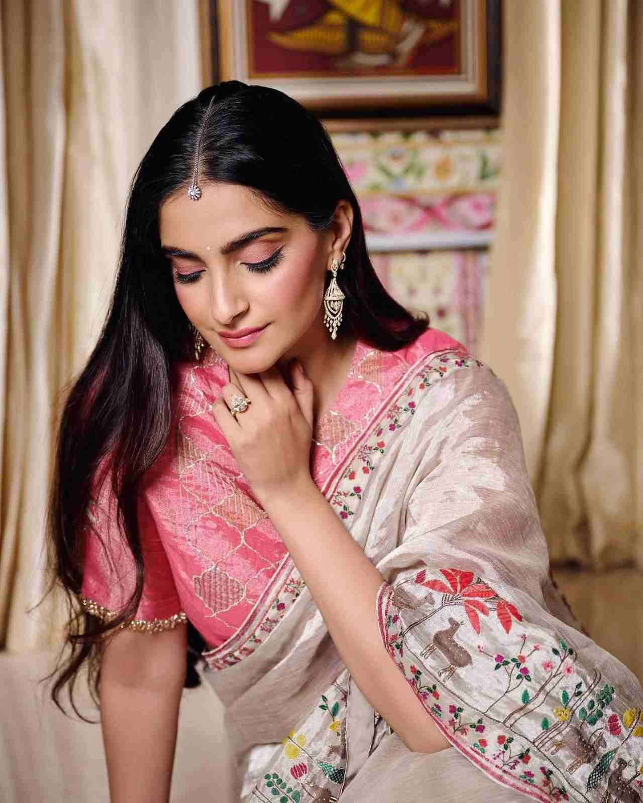 ঐতিহ্যবাহী শাড়ি থেকে আধুনিক কর্ড সেট, সোনমের পোশাক নির্বাচনে ছিল নানা রকমের পরীক্ষা-নিরীক্ষা। বিশেষ করে সাদা-সোনালি এবং গোলাপি-কমলার মেলবন্ধনে ধরা পড়েছে উৎসবের আভিজাত্য। সাজের সঙ্গে বাংলা গানের বাছাইও যেন সেই আবহকে আরও উজ্জ্বল করেছে।
