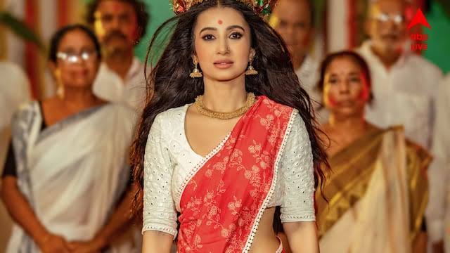 নবরাত্রি উপলক্ষে ছবি পোস্ট করলেও সোনমের গানের তালিকায় বার বার জায়গা পেয়েছে বাংলা দুর্গাপুজোর গান। মনামী ঘোষের সঙ্গে যুক্ত গান থেকে মোনালি ঠাকুরের কণ্ঠ—বাছাইয়ে স্পষ্ট বাংলার উৎসবের সুরের উপস্থিতি। 