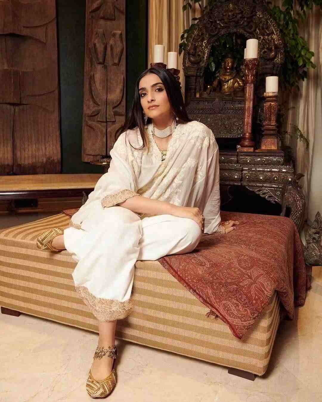  উৎসব আলাদা, ভাষা আলাদা, কিন্তু আনন্দের আবেগে যেন কোনও সীমানা নেই। সোনমের নবরাত্রির ছবিতে বাংলা পুজোর গানের বার বার ফিরে আসা সেই কথাই মনে করিয়ে দেয়। সাজে বলিউডি আভিজাত্য, আর গানে বাঙালির উমা-বন্দনা—এই মেলবন্ধনেই নজর কেড়েছে অভিনেত্রীর পোস্ট। এই প্রতিবেদনটি 'আনন্দ উৎসব' ফিচারের একটি অংশ।'