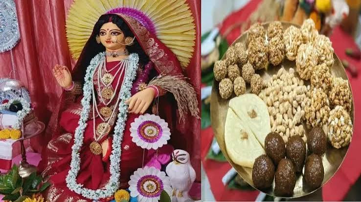 লক্ষ্মীপুজোর দিন বাঙালির বেশ কিছু বাড়িতে জোড়া ইলিশ নিবেদনের রীতি রয়েছে। মূলত পূর্ববঙ্গের বাঙালি, অর্থাৎ বাঙালদের বাড়িতেই এই প্রথা বেশি দেখা যায়। দেবীর আরাধনায় ভোগের এই বিশেষ আয়োজন বহু দিন ধরেই চলে আসছে।