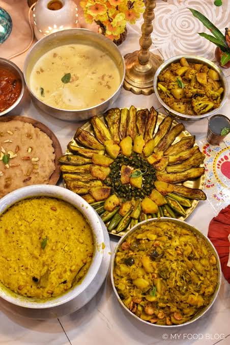 লক্ষ্মীপুজোর ভোগে অবশ্য বৈচিত্র্য রয়েছে। এ পার বাংলার বাঙালি, অর্থাৎ ঘটিদের বাড়িতে কোজাগরী পূর্ণিমায় সাধারণত দেবী লক্ষ্মীকে খিচুড়ি, লাবড়া, আলুর দম, পাঁচ রকমের ভাজা, লুচি-সহ নানা পদ নিবেদন করা হয়। পারিবারিক রীতি মেনেই সাজানো হয় দেবীর ভোগের থালা।
