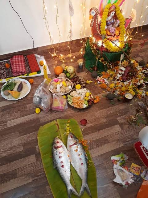  সরস্বতীপুজোর সকালে কাঁচা হলুদ মেখে স্নান করার পর বাজার থেকে ইলিশ মাছ নিয়ে আসার রীতি রয়েছে কিছু বাঙাল বাড়িতে। ধান, দূর্বা, তেল, সিঁদুর ও কাঁচা হলুদ দিয়ে মাছটি বরণ করা হয়। উলুধ্বনি ও শঙ্খধ্বনির মধ্যে কুলোয় সাজিয়ে সেই মাছ বাড়িতে প্রবেশ করানো হয়। এ ভাবেই আচার-অনুষ্ঠানের মধ্যে দিয়ে পালিত হয় জোড়া ইলিশ বরণের পর্ব।