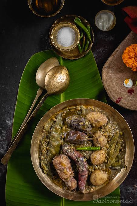 শীতল ষষ্ঠী, অর্থাৎ সরস্বতীপুজোর পরের দিন ঘটিদের বাড়িতে গোটা সেদ্ধ রান্না করার চল রয়েছে। তেমনই বাঙালদের বাড়িতে জোড়া ইলিশ বরণের পর মাছ রান্নার ক্ষেত্রেও রয়েছে বিশেষ নিয়ম। ফোড়ন ও অন্যান্য তরকারি একসঙ্গেই কড়াইতে দিতে হয়। এই পদে কোনও গুঁড়ো মশলা ব্যবহার করা হয় না। কাঁচা হলুদ ও কাঁচা লঙ্কা দিয়েই রান্না করা হয় মাছটি।