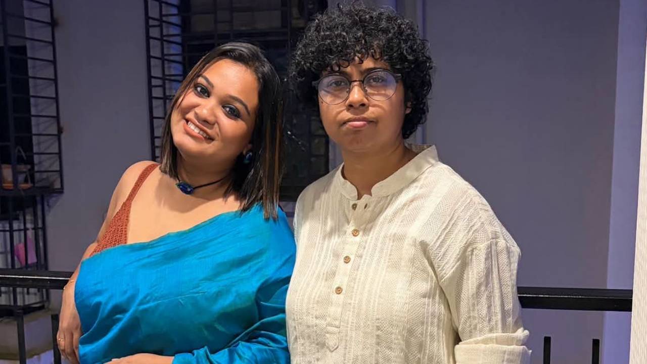 সমাজমাধ্যম থেকে টিভির পর্দা, নেটপ্রভাবী ঝিলম গুপ্তের ‘ইঁদুর’ গান প্রশংসা কুড়িয়ে সর্বত্র। সেই গানের সূত্র ধরেই প্রথম তাঁর মুখে শোনা যায় প্রিয় মানুষটির কথা। সেই থেকেই শুরু আলোচনা। 