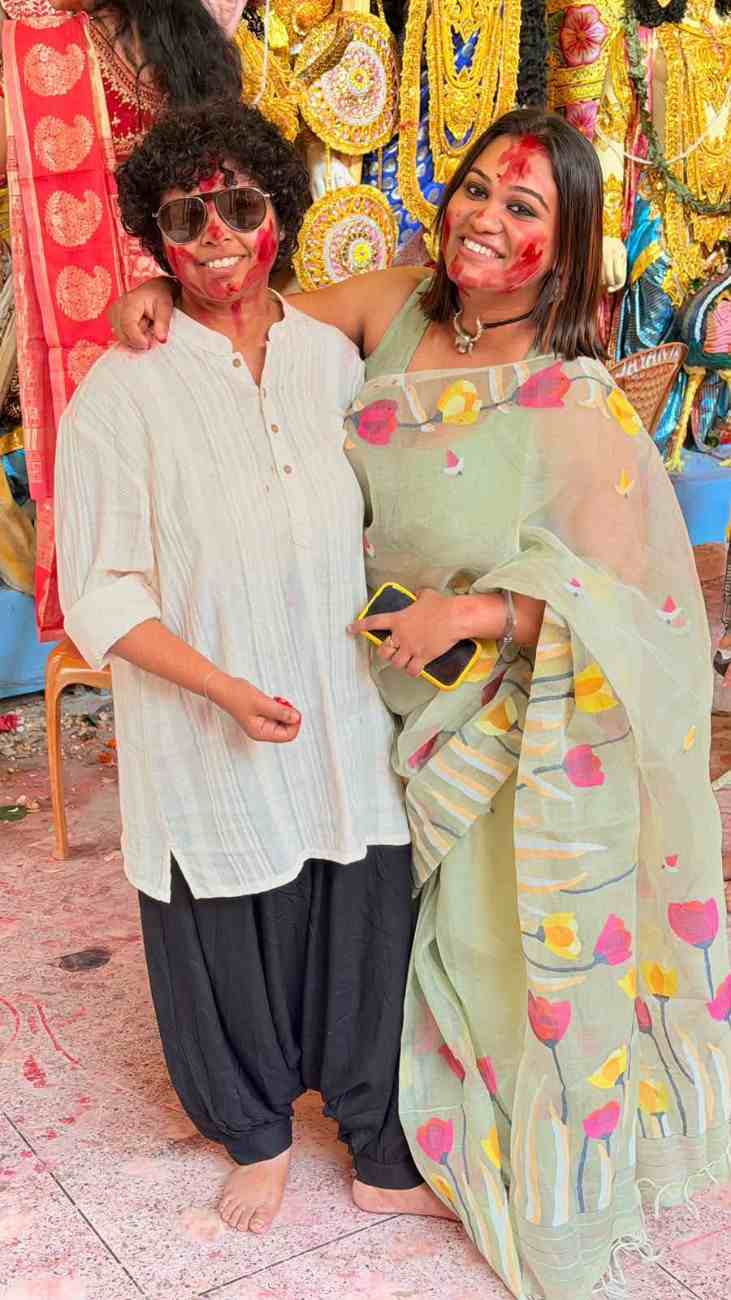 এ বার হাত ধরেই কেটে গেল দুর্গাপুজোটাও। সেই সব মুহূর্তই ভাইরাল সমাজমাধ্যমে। কখনও অষ্টমীতে শাড়ি-পাঞ্জাবিতে, আবার কখনও দশমীতে সিঁদুরে রাঙা হয়ে ছবি দিয়েছেন দু’জনে। 