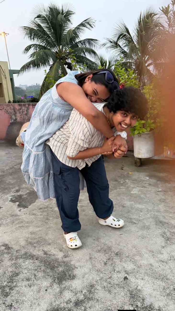 পুজোর ক’টি দিন একসঙ্গেই কাটিয়েছেন তাঁরা। 