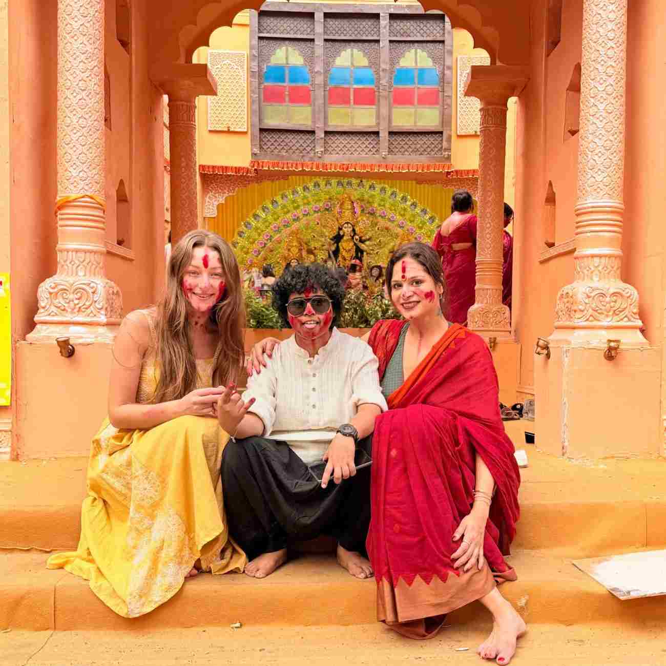 তবে কেবল পৌলমীই নন, ঝিলমের পুজোর ফ্রেমে বন্দি হয়েছেন ‘বিগ বস’-এর ঘরের সদস্যরাও। 