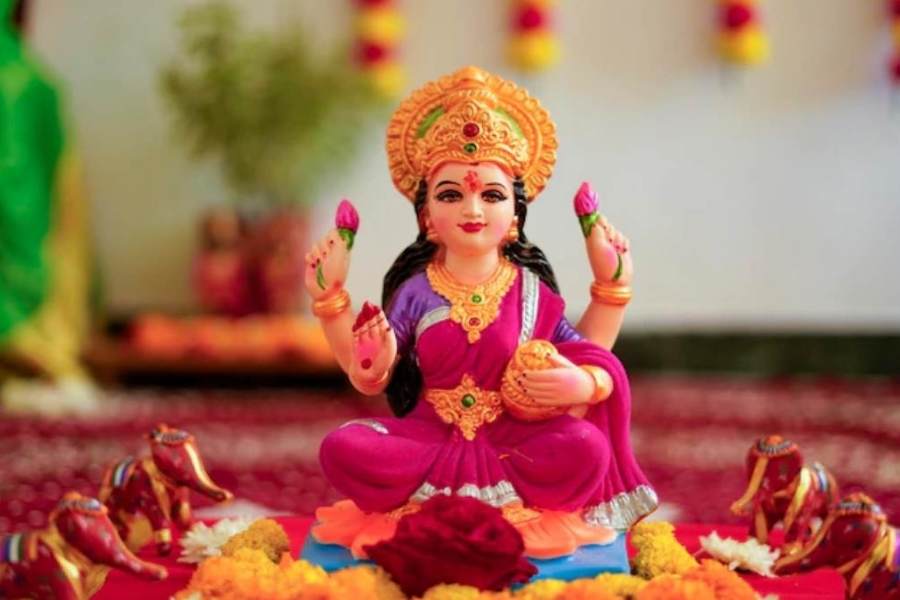 প্রচলিত বিশ্বাস, দেবী লক্ষ্মী আড়ম্বরের চেয়ে ভক্তির টানেই বেশি সন্তুষ্ট হন। তবে পুজোর আয়োজনের পাশাপাশি গৃহস্থের পরিবেশ ও কিছু নির্দিষ্ট প্রতীক নিয়েও নানা রীতি প্রচলিত রয়েছে। 