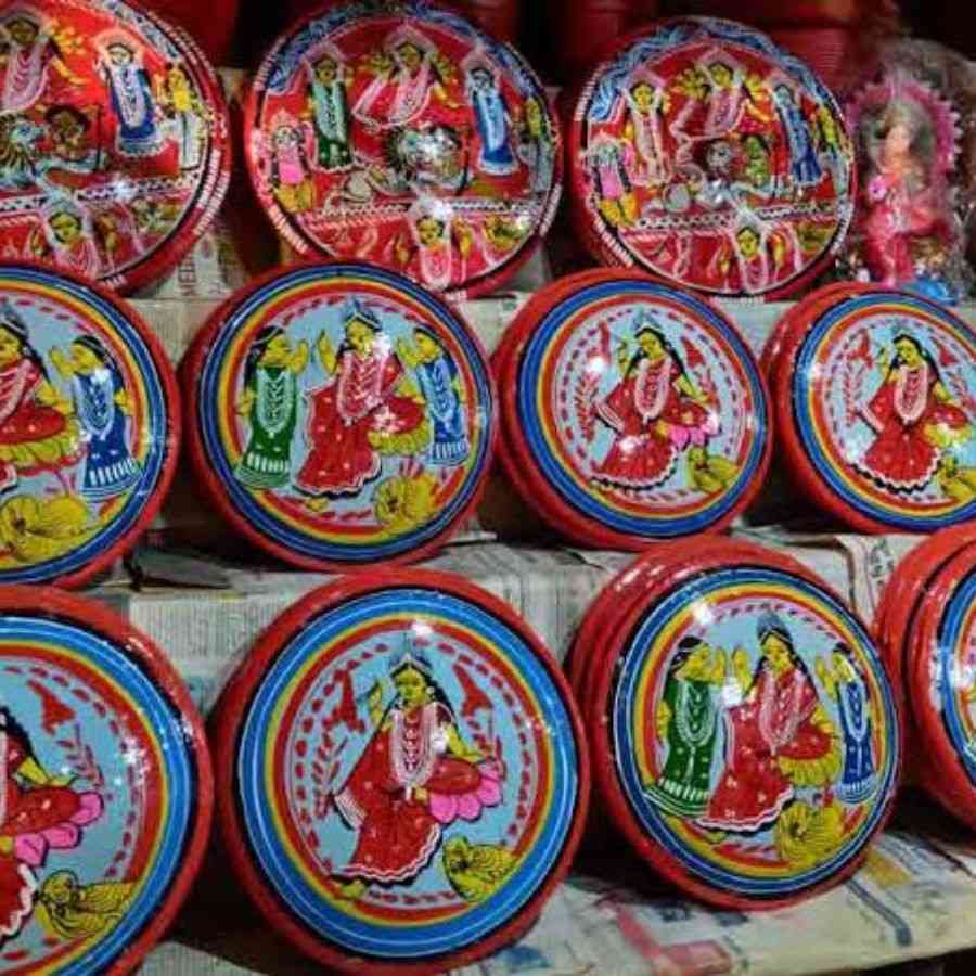 Why Is Goddess Lakshmi Worshipped Through the Sara (Earthen Pot) Besides Traditional Idols dgtl