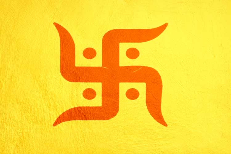 হিন্দু ধর্মীয় রীতিতে স্বস্তিক চিহ্নকে শুভ প্রতীক হিসেবে দেখা হয়। জ্যোতিষশাস্ত্রের প্রচলিত বিশ্বাস অনুযায়ী, বাড়ির প্রবেশপথে স্বস্তিক চিহ্ন আঁকলে অশুভ শক্তির প্রবেশ বাধা পায়। তাই পুজোর আগে অনেকেই বাড়ির দরজায় এই চিহ্ন আঁকেন।