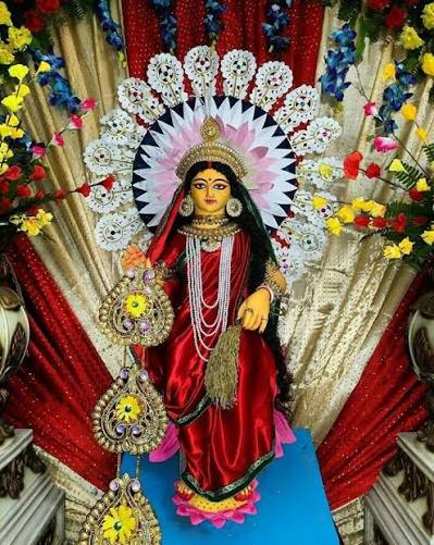 লক্ষ্মীপুজো বললেই অধিকাংশের চোখে ভেসে ওঠে মাটি বা পিতলের প্রতিষ্ঠিত মূর্তি। কিন্তু মূর্তির বদলে মাটির সরায় দেবীকে এঁকে পুজো করার রীতিও বাংলায় দীর্ঘদিনের। এই প্রথাকে ঘিরে নানা কাহিনি ও লোকবিশ্বাস প্রচলিত রয়েছে।