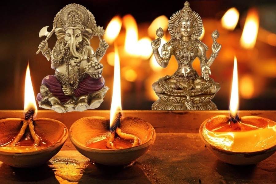 দেবী লক্ষ্মীর পাশাপাশি অনেক বাড়িতে গণেশের মূর্তি রাখার রীতিও রয়েছে। জ্যোতিষশাস্ত্রের প্রচলিত বিশ্বাস অনুযায়ী, গণেশের আরাধনায় বাধা-বিপত্তি দূর হয় এবং সংসারে শুভ শক্তির প্রভাব বজায় থাকে। সেই কারণেই পুজোর আয়োজনের সময় অনেকে বাড়িতে গণেশের মূর্তি রাখেন।