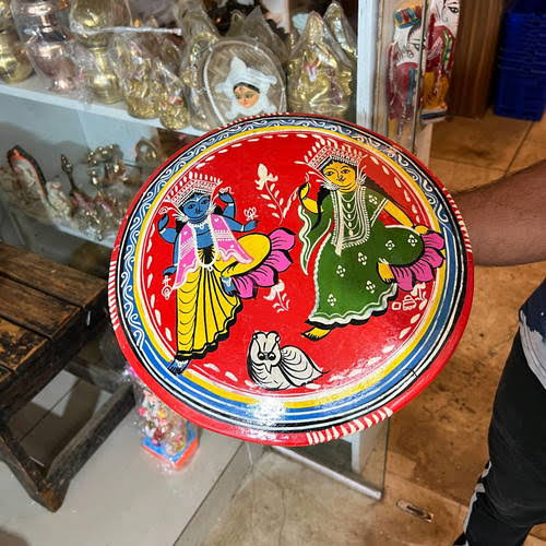 লক্ষ্মীসরারও রয়েছে নানা ধরন। ঢাকাই সরা, ফরিদপুরী সরা, শান্তিপুরী সরা এবং সুরেশ্বরী সরা, এমনই কয়েকটি পরিচিত শৈলী। অঞ্চলভেদে সরার আঁকার ধরন ও শিল্পরীতিতে দেখা যায় স্বতন্ত্র বৈশিষ্ট্য।