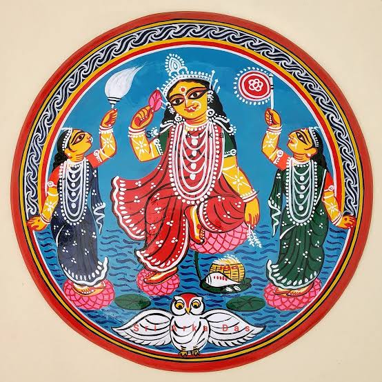 বাংলায় দেবী লক্ষ্মী মূলত ধান্যলক্ষ্মী বা শস্যদেবী হিসাবেও পূজিতা হন। মাটি দিয়ে তৈরি সরা সরাসরি মাটি ও প্রকৃতির সঙ্গে যুক্ত। তাই এই উপকরণের সঙ্গে উর্বরতা এবং শস্যসম্পদের প্রতীকী সম্পর্কও খুঁজে পাওয়া যায়।