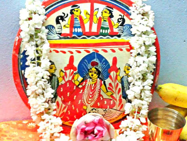 লোককথা অনুযায়ী, ভারত ও বাংলাদেশ ভাগ হওয়ার সময়ে পূর্ববঙ্গের বহু মানুষ এ পারে চলে আসেন। তাঁদের অনেকে সঙ্গে করে নিয়ে এসেছিলেন লক্ষ্মীসরা। সেই সূত্র ধরেই পশ্চিমবঙ্গের নানা পরিবারে সরায় লক্ষ্মীপুজোর প্রচলন শুরু হয় বলে মনে করা হয়।
