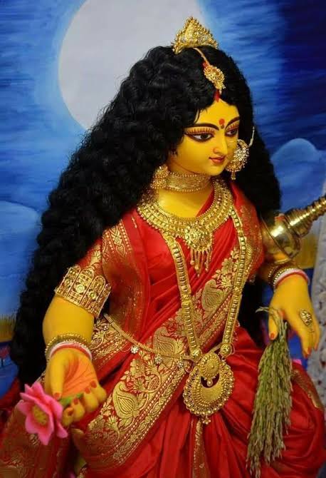 দেবী লক্ষ্মীর আরাধনার ধরন একেক পরিবারে একেক রকম। কেউ মূর্তিতে পুজো করেন, কেউ আবার সরায় আঁকা দেবীর রূপে। অনেক ক্ষেত্রেই কোন পদ্ধতিতে পুজো হবে, তা নির্ভর করে পরিবারের দীর্ঘদিনের রীতি ও ঐতিহ্যের উপর।