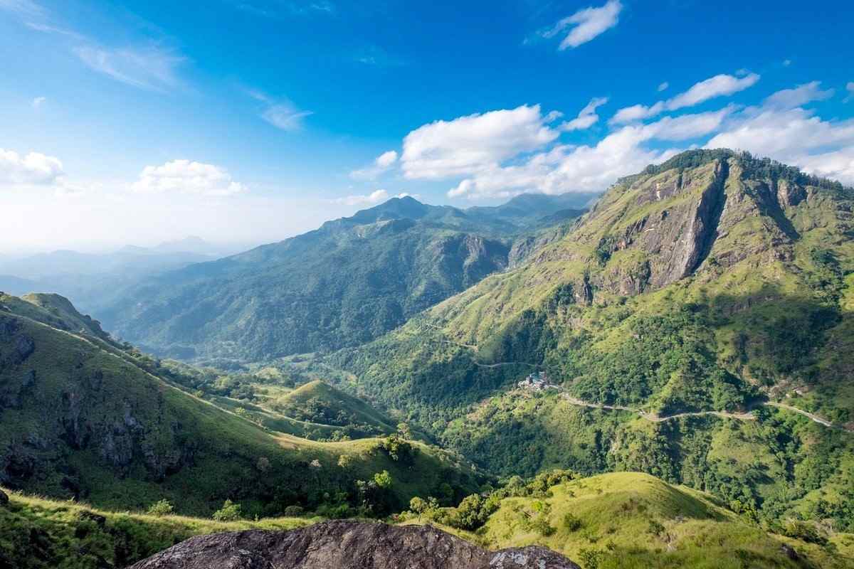 পরদিন সকালের জন্য তোলা থাক লিটল অ্যাডামস পিকের সহজ ট্রেক। তার পরে জঙ্গলের সবুজে ঘেরা বিখ্যাত নাইন আর্চ ব্রিজ। বিকেলে গেস্টহাউসের বারান্দায় সিলন চা আর গরম রুটি। জমে যাবে!