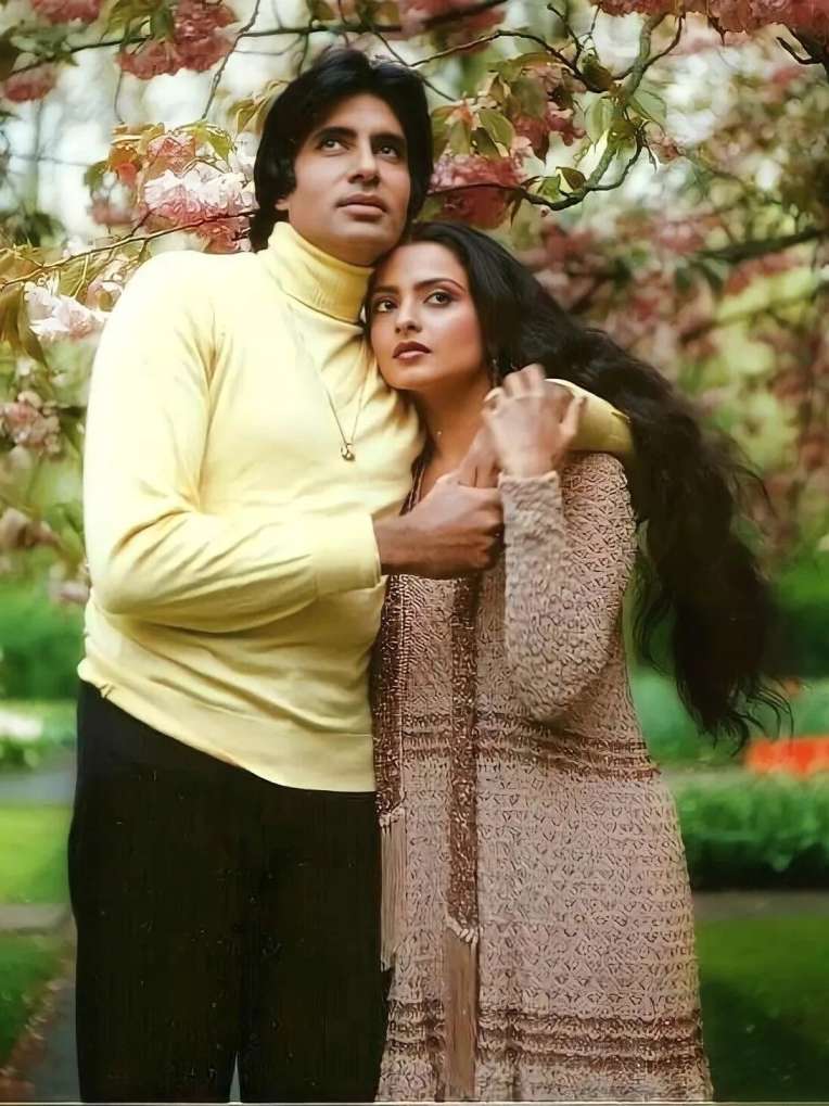 ‘সিলসিলা’ (১৯৮১): অমিতাভ বচ্চন, জয়া বচ্চন ও রেখা অভিনীত ‘সিলসিলা’র নাম শোনেননি, এমন সিনেপ্রেমী হয়তো খুঁজে পাওয়া কঠিন। কিন্তু, মুক্তির সময়ে বক্সঅফিসে রীতিমতো মুখ থুবড়ে পড়ে ছবিটি। বিবাহিত সম্পর্ক, পুরনো প্রেম এবং আবেগের টানাপড়েন নিয়ে তৈরি ছবিটি সেই সময়ের দর্শকের কাছে বিতর্কিতও ছিল। কিন্তু বছরের পর বছর ধরে ছবিটির গান, অভিনয় এবং সর্বোপরি গল্পের সঙ্গে ওই তিন অভিনেতার ব্যক্তিগত জীবনের সম্পর্কের তথাকথিত টানাপড়েন মিলে যাওয়া— এ সবের কারণেই আকর্ষণ বেড়েছে ছবিটির। এখনও হিন্দি সিনেমার আলোচিত রোম্যান্টিক ছবিগুলির অন্যতম এটি।