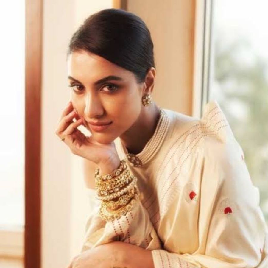 যদিও এর নেপথ্যে রয়েছে অভিনেত্রীর ব্যস্ততার কারণও। এই মুহূর্তে কোচিতে আসন্ন বলিউড ছবি ‘শামুক’-এর শ্যুটিং নিয়েই ব্যস্ত তিনি। 