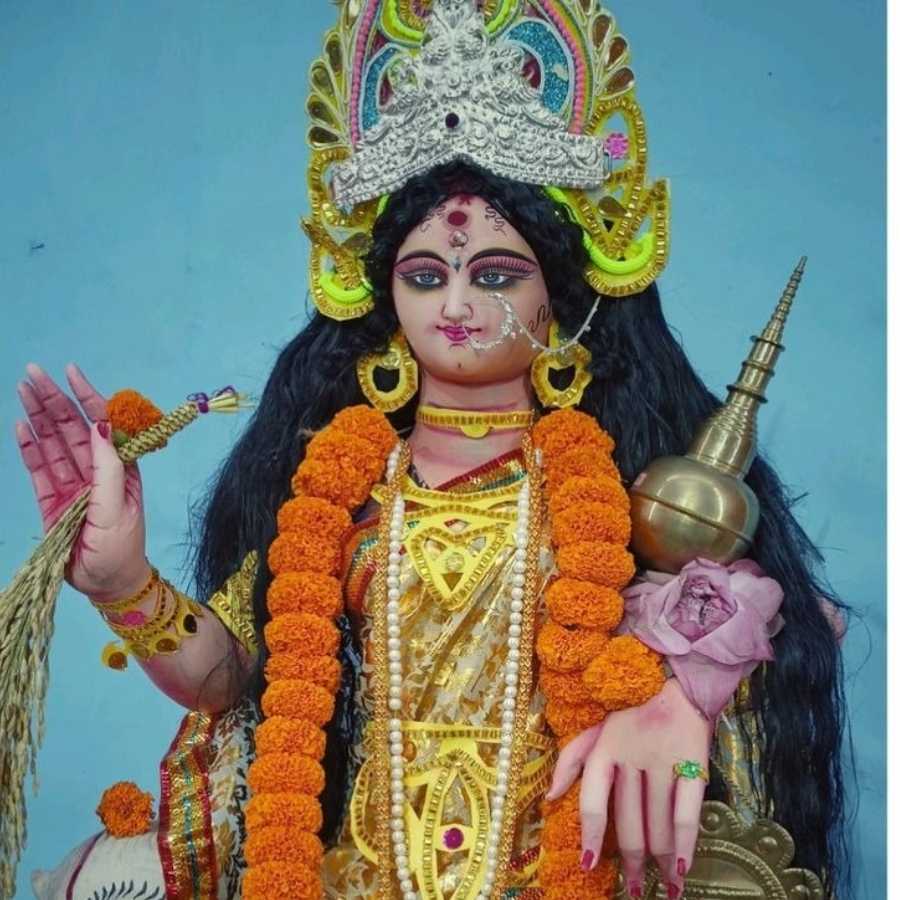 ঘরে ভাঙা বাসনপত্র রাখা উচিত নয়। প্রাচীন কাল থেকেই সমাজে এই বিশ্বাস প্রচলিত যে, ভাঙা বাসনপত্র দুর্ভাগ্য বয়ে আনতে পারে। এ ছাড়াও এ সব জিনিস শুভ শক্তির আগমনে বাধা দিতে পারে বলে জ্যোতিষ মতে মনে করা হয়।